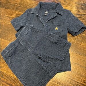 GAP - Dark Blue Toddler Button Down Shirt and cargo shorts set - size 5